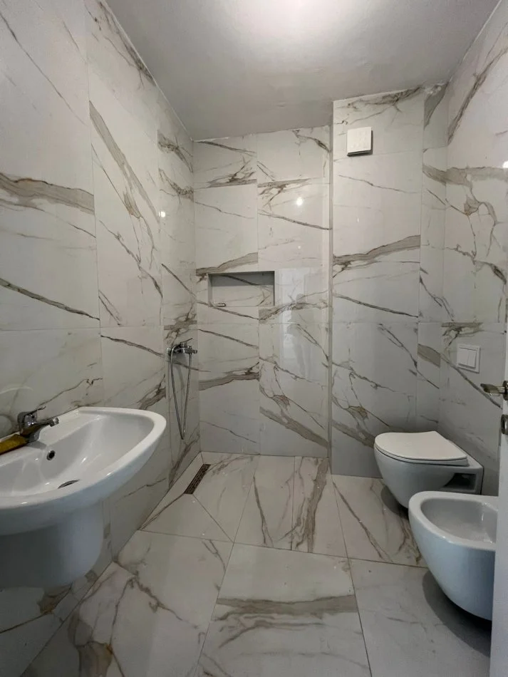 Tirane, jepet me qera apartament 2+1+Ballkon Kati 1, 97 m² 700 € (MYSLYM SHYRI)