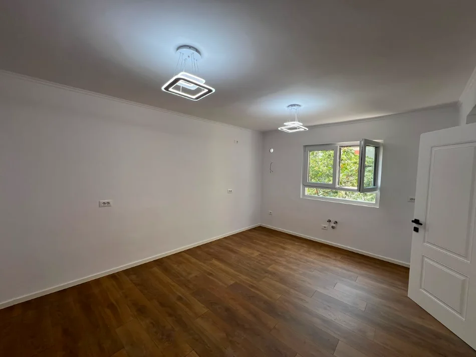 Tirane, shitet apartament 1+1+Ballkon Kati 4, 118.000 € (Xhenfize keko)
