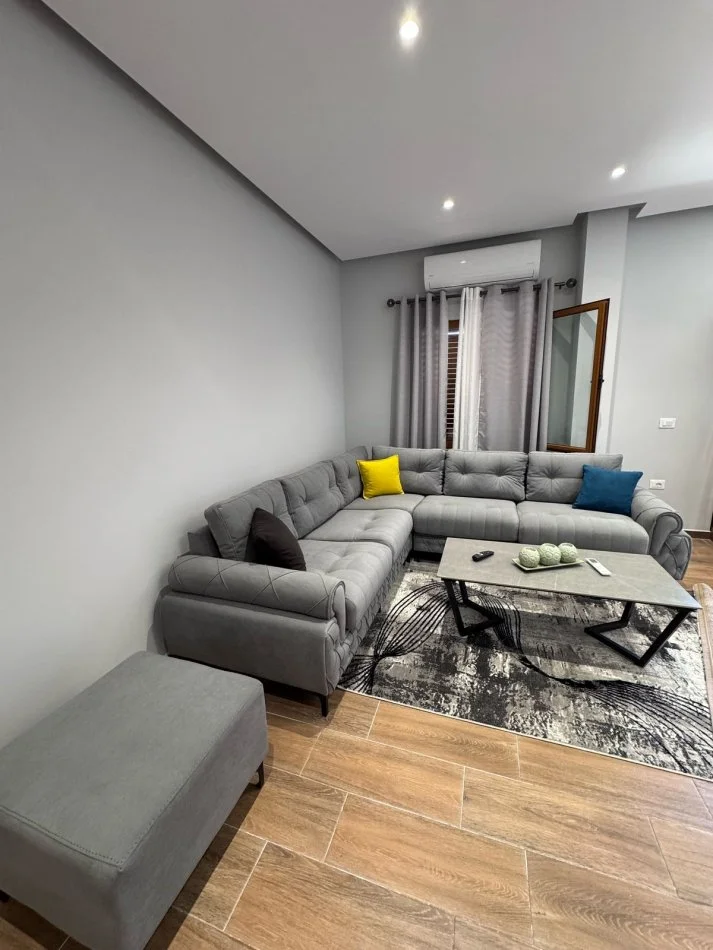 Tirane, jepet me qera shtepi 2+1+Ballkon Kati 2, 90 m² 450 € (rruga 3 Deshmoret)