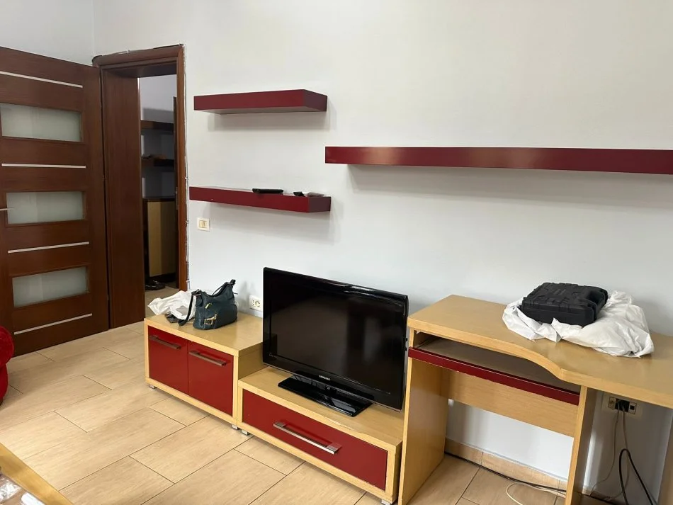 Tirane, jepet me qera 1+1+Ballkon Kati 4, 65 m² 500 € (Bllok)