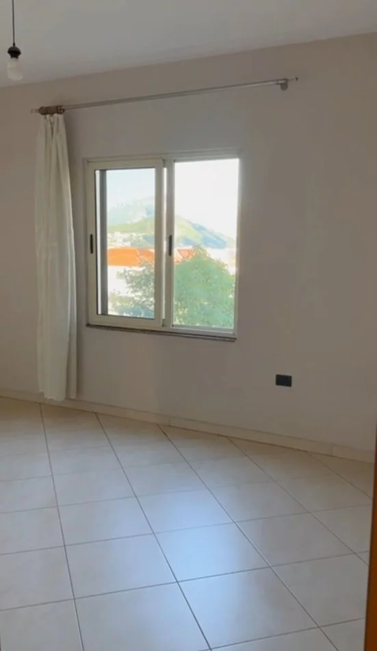 Tirane, jepet me qera apartament 1+1+Ballkon Kati 2, 57 m² 350 € (Kinostudio , te rajoni nr 04)