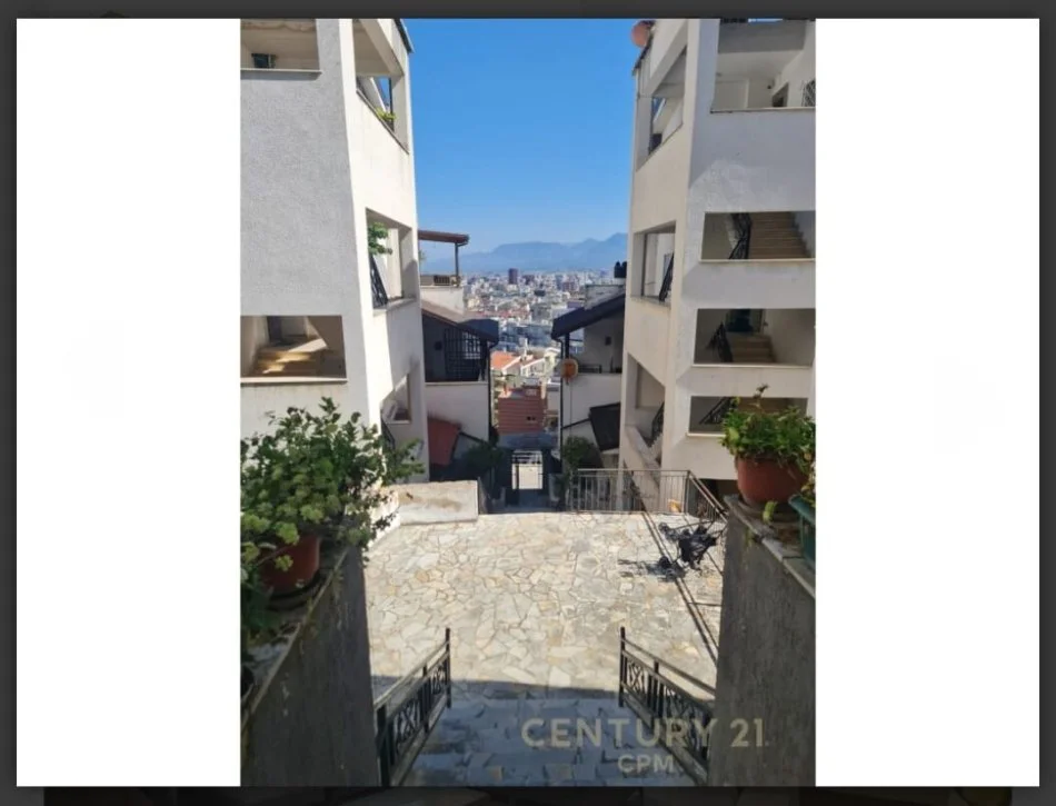Tirane, jepet me qera 3+1+Aneks+Ballkon Kati 3, 140 m² 700 € 