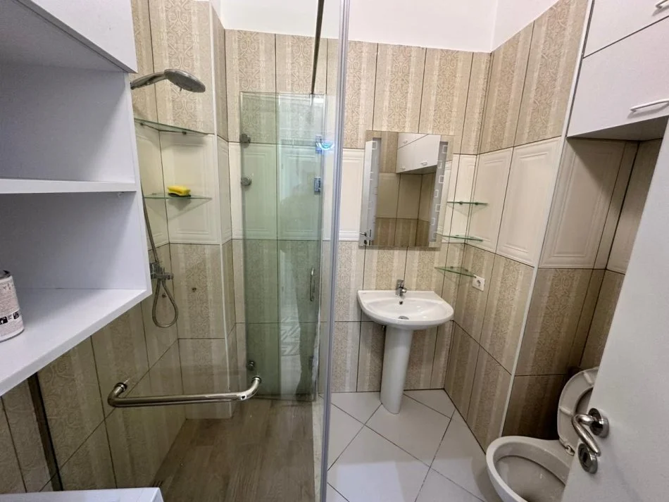 Tirane, jepet me qera apartament 2+1 Kati 4, 80 m² 600 € (Liqeni i Thate)