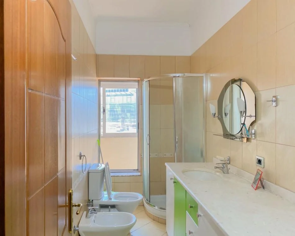 Tirane, jepet me qera apartament 2+1+Ballkon Kati 4, 110 m² 700 € 