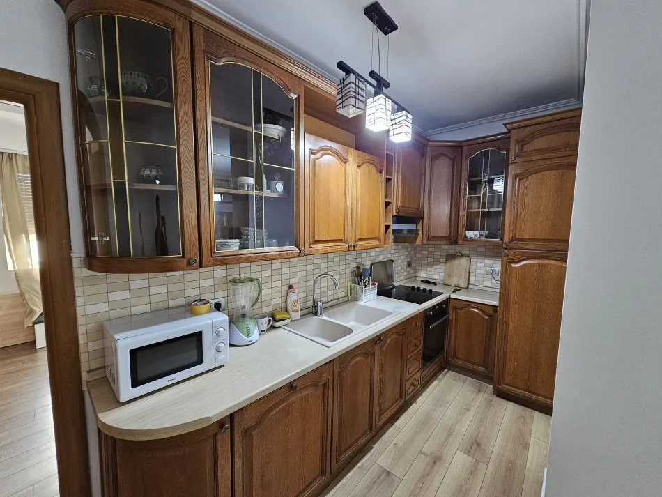 Tirane, jepet me qera apartament 2+1 Kati 3, 95 m² 650 € 