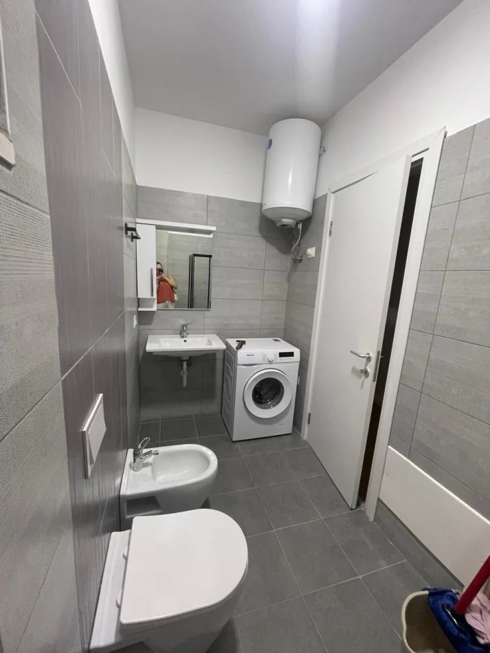 Tirane, jepet me qera apartament 2+1+Ballkon Kati 3, 9.793 m² 800 € (Rr.Don Bosko)