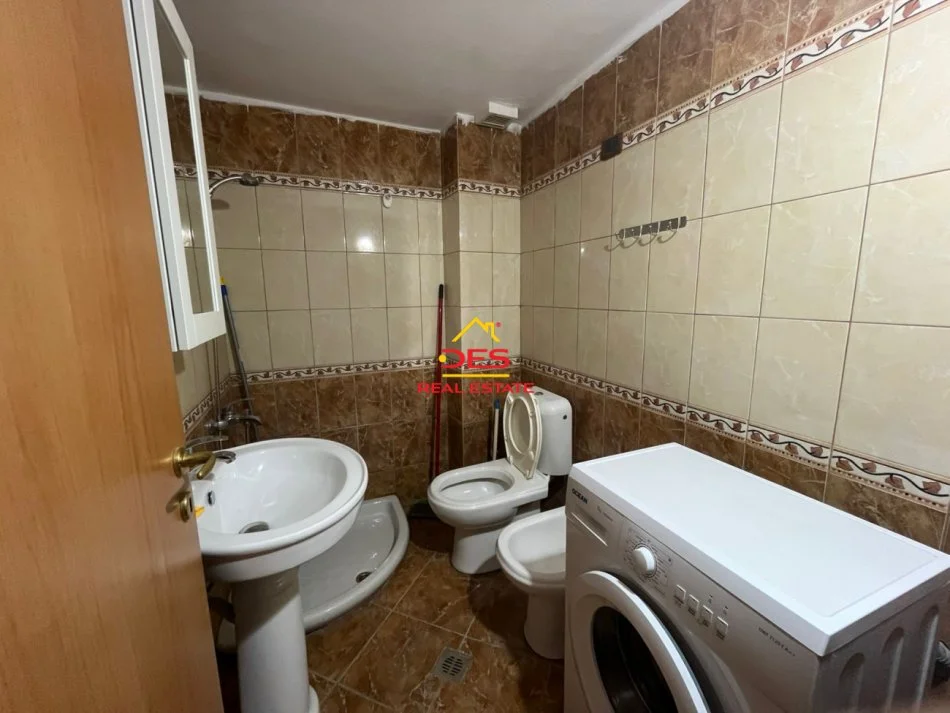 Vlore, jepet me qera apartament 2+1+Ballkon Kati 4, 110 m² 400 € (Rruga Murat Tërbaçi)