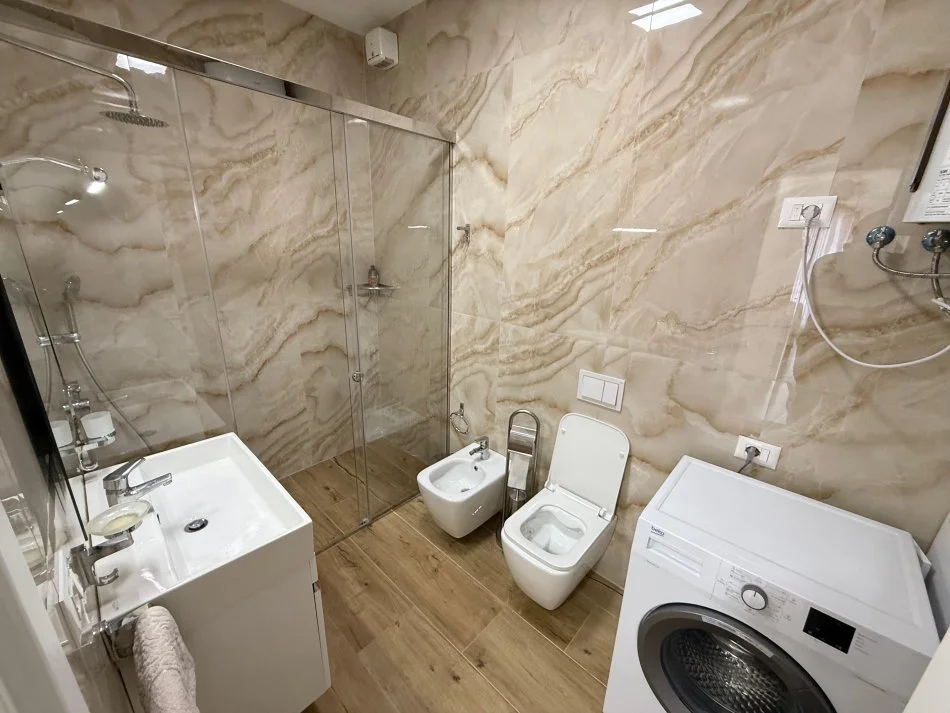 Tirane, jepet me qera apartament 1+1 Kati 15, 63 m² 900 € (Garden building rezidence)