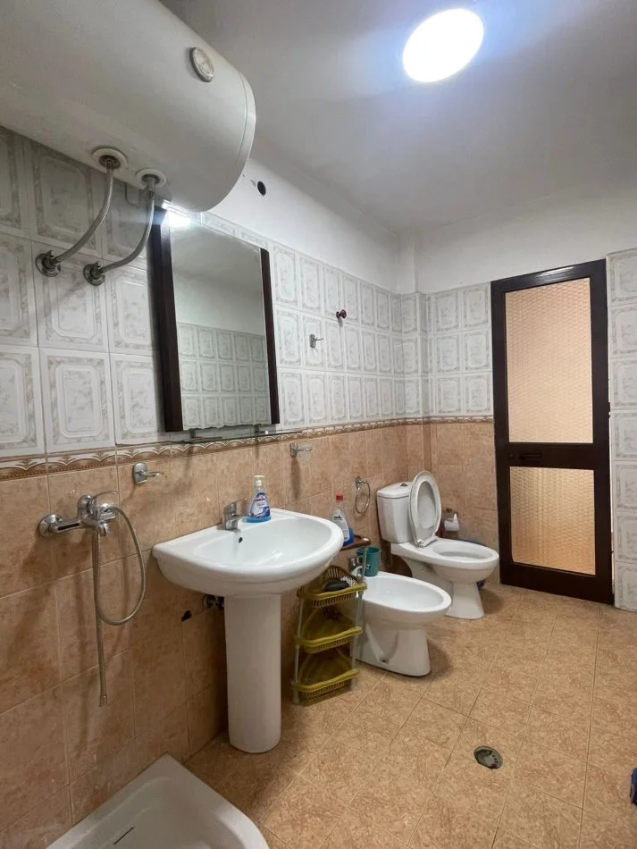 Tirane, jepet me qera apartament 2+1+Ballkon Kati 5, 90 m² 500 € (Selite prane Mullirit te Vjeter)