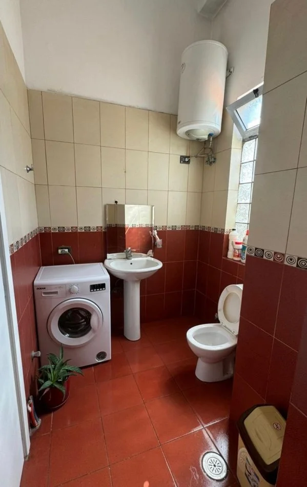 Tirane, jepet me qera apartament 1+1+Ballkon Kati 1, 65 m² 550 € 