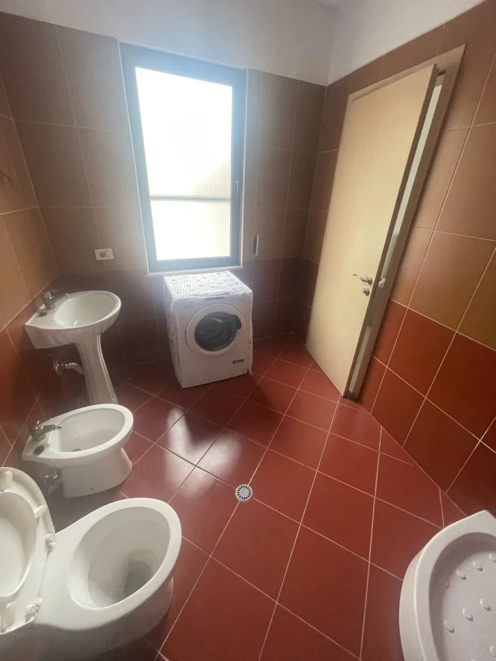Tirane, jepet me qera apartament 2+1+Ballkon Kati 5, 120 m² 450 € (Teodor Keko)