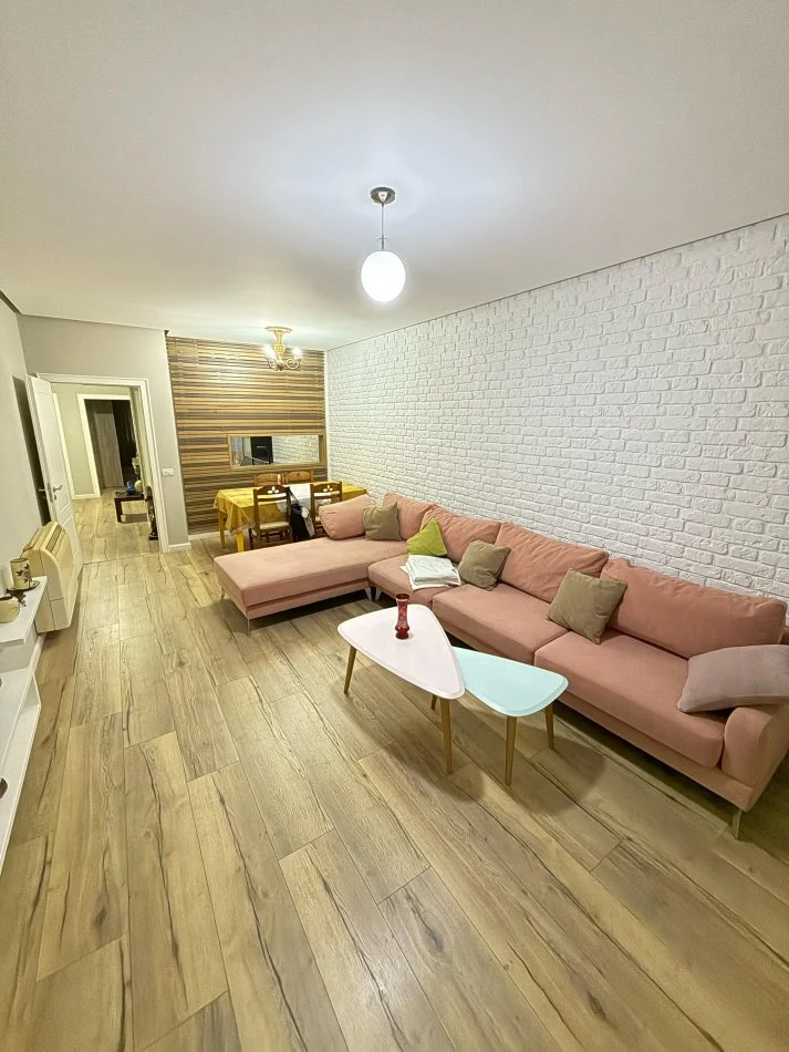 Tirane, jepet me qera apartament 2+1+2Ballkone Kati 6, 120 m² 500 € (Yzberisht)