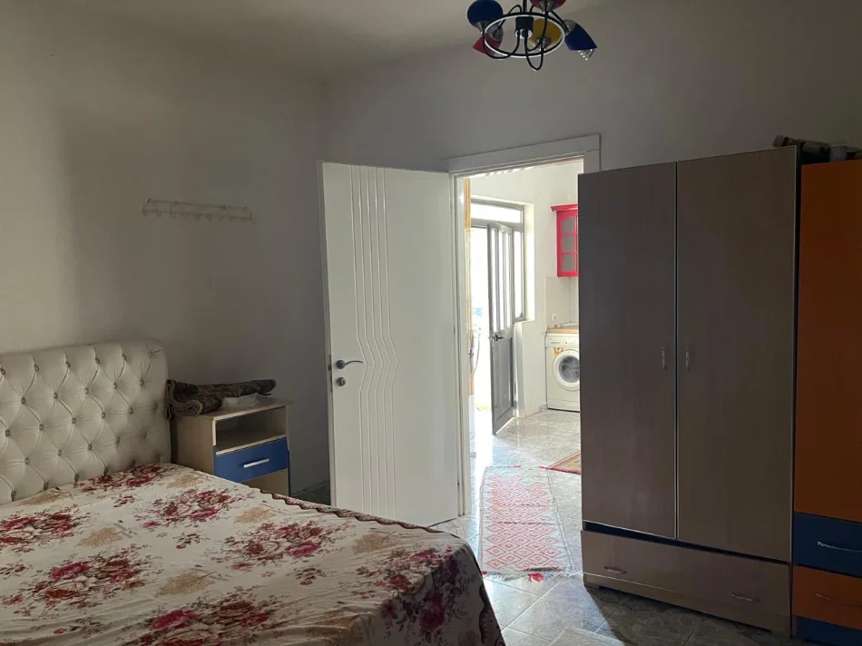 Tirane, jepet me qera apartament 1+1 Kati 1, 50 m² 300 € (Rruga 5 maji)