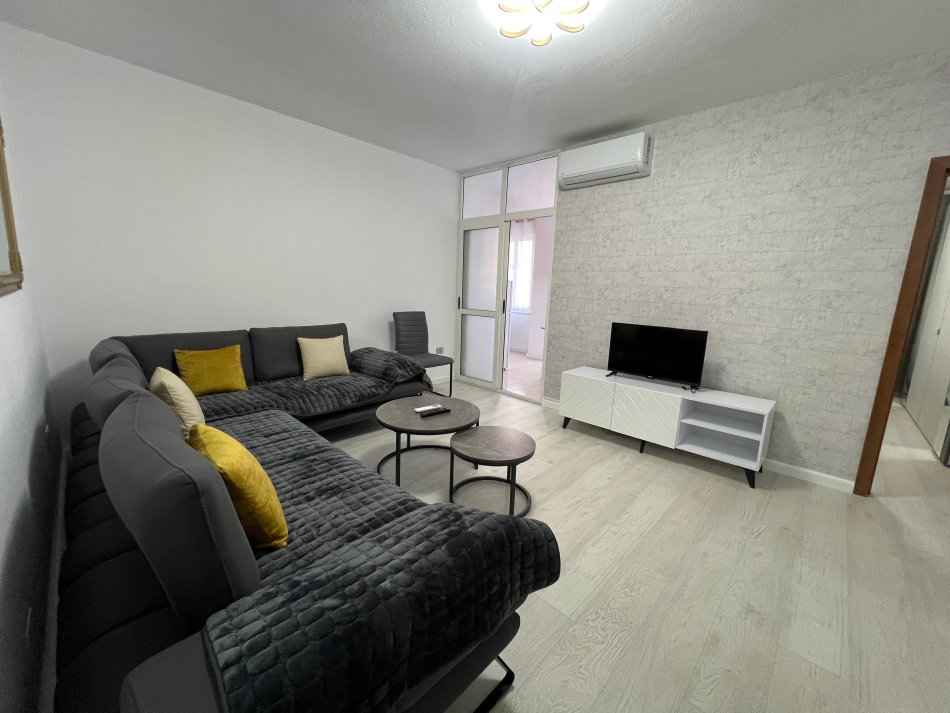 Tirane, jepet me qera apartament 1+1 Kati 3, 63 m² 650 € (Komuna e Parisit tek BKT)