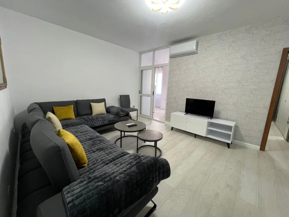 Tirane, jepet me qera apartament 1+1 Kati 3, 63 m² 650 € (Komuna e Parisit tek BKT)