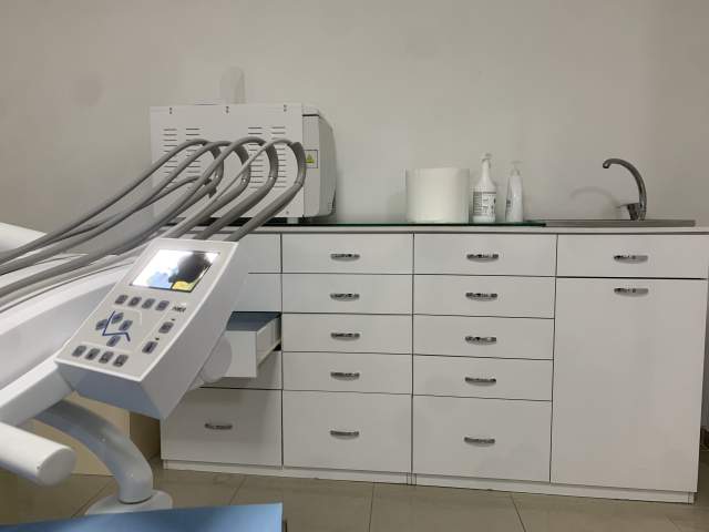 Tirane, Shitet Klinike Dentare me te gjitha pajisjet 50 m² 12.000 €