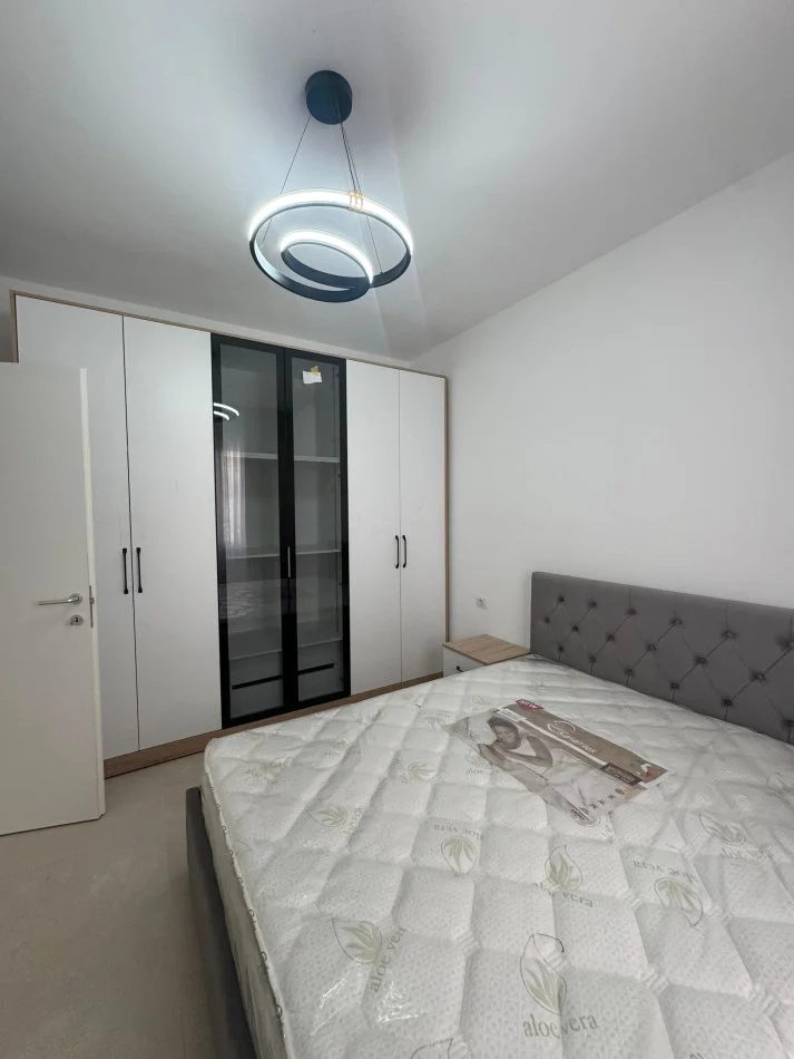 Tirane, jepet me qera 2+1 Kati 4, 89 m² 600 € 