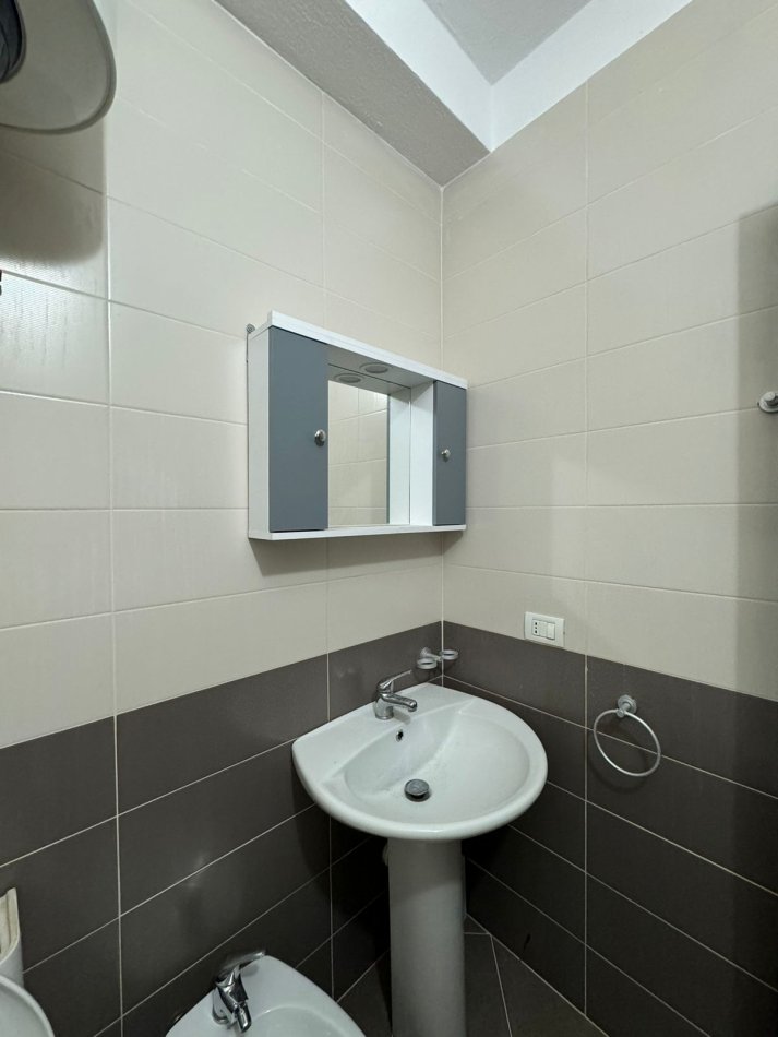Tirane, jepet me qera apartament 1+1+Ballkon Kati 3, 60 m² 400 € (kongresi i manastirit)