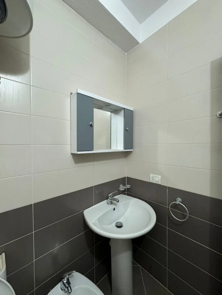 Tirane, jepet me qera apartament 1+1+Ballkon Kati 3, 60 m² 400 € (kongresi i manastirit)