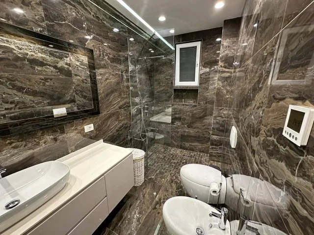 Tirane, jepet me qera apartament 2+1 Kati 1, 900 Euro (Kopshti Botanik)