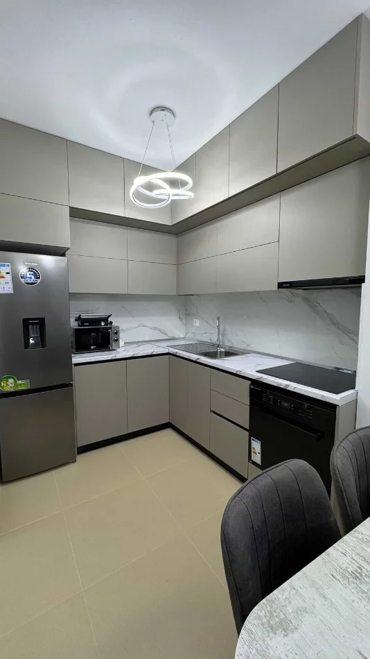 Tirane, jepet me qera apartament 2+1+Ballkon Kati 7, 101 m² 650 € 