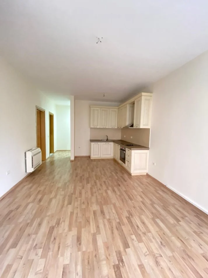 Tirane, jepet me qera apartament 1+1+Ballkon Kati 1, 65 m² 550 € (Rruga Peti)