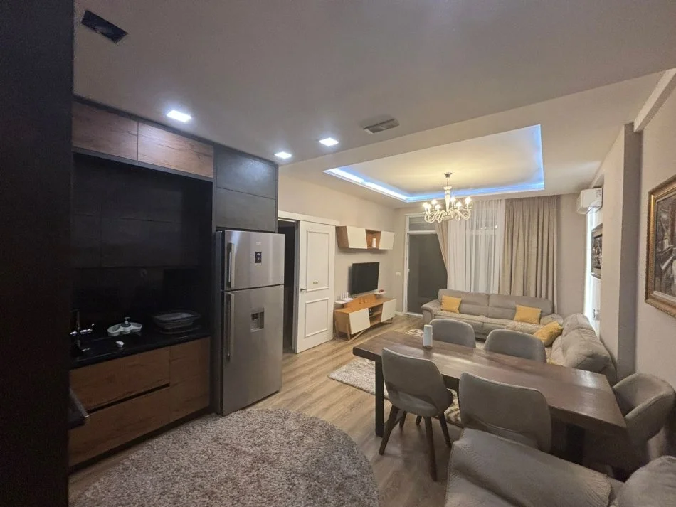 Tirane, jepet me qera apartament 2+1+Ballkon Kati 7, 105 m² 750 € (Rr kryesore)