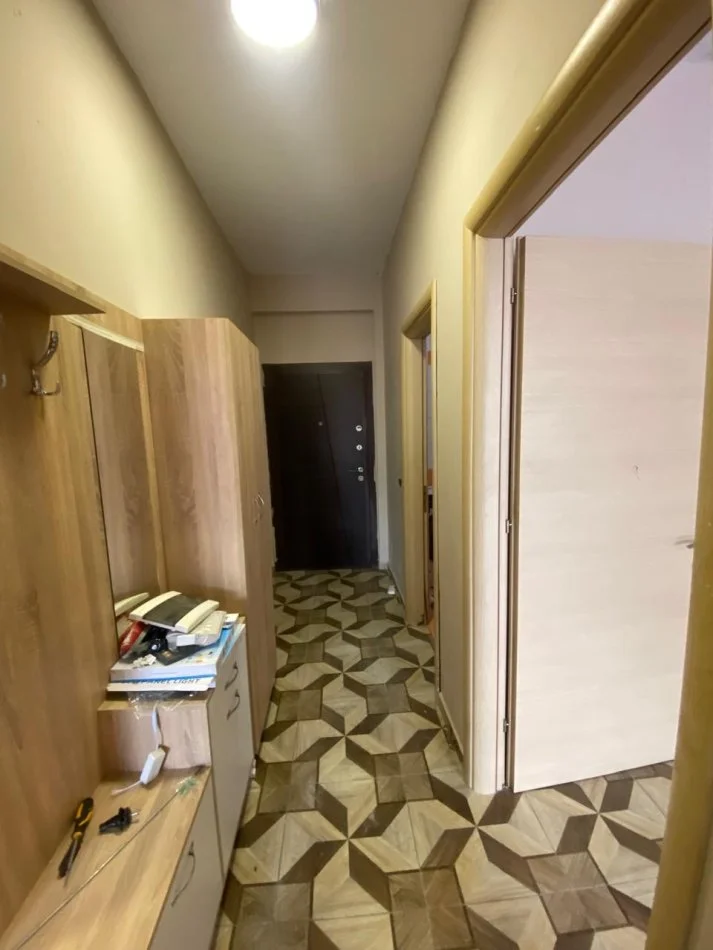 Tirane, jepet me qera apartament 2+1+Ballkon Kati 4, 90 m² 500 € (Liqeni i Thate Rruga Hamdi Sina)