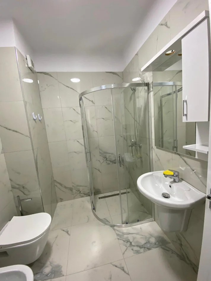 Tirane, jepet me qera apartament 1+1+Ballkon Kati 5, 60 m² 520 € (Don Bosko)