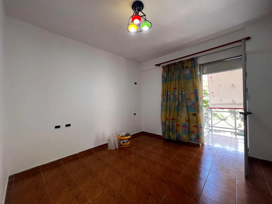 Tirane, jepet me qera apartament 2+1 , 1.200 € (blloku)