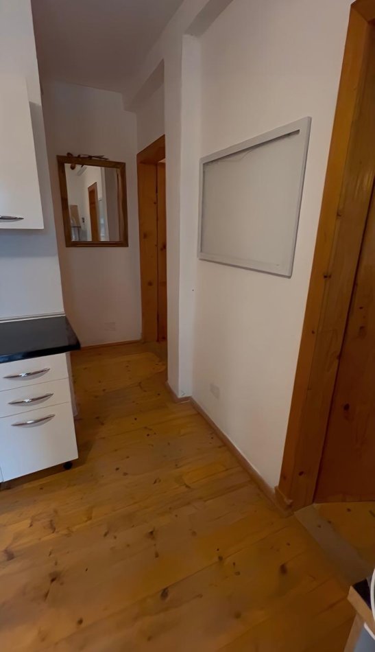 Tirane, jepet me qera apartament 1+1 Kati 2, 100 m² 500 € (Rruga Kroit, prane Kopshtit Zologjik)