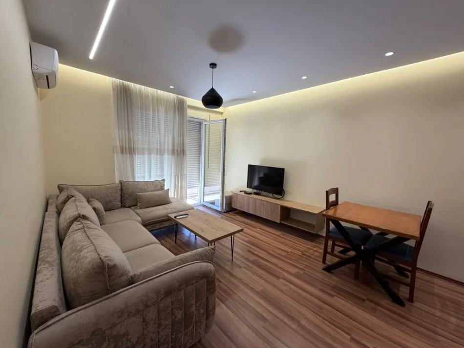 Tirane, jepet me qera apartament 1+1+Ballkon Kati 5, 65 m² 450 € (ASTIR VILA L2)