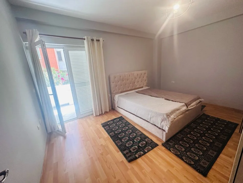 Tirane, jepet me qera apartament 2+1+Ballkon Kati 3, 94 m² 500 € (Kodra e Diellit)