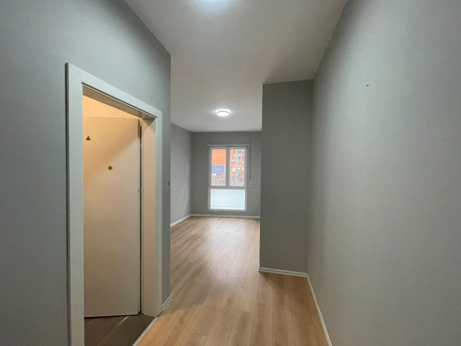 Tirane, jepet me qera zyre Kati 1, 30 m² 500 € (Myslym Shyri)