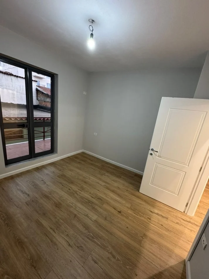 Tirane, jepet me qera apartament 3+1+Ballkon Kati 2, 120 m² 500 € (Laprake)