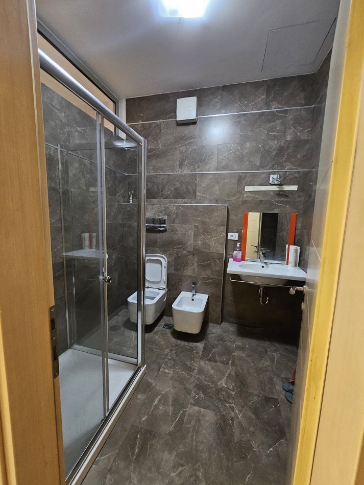 Tirane, jepet me qera zyre Kati 4, 131 m² 1.800 € (Bllok)