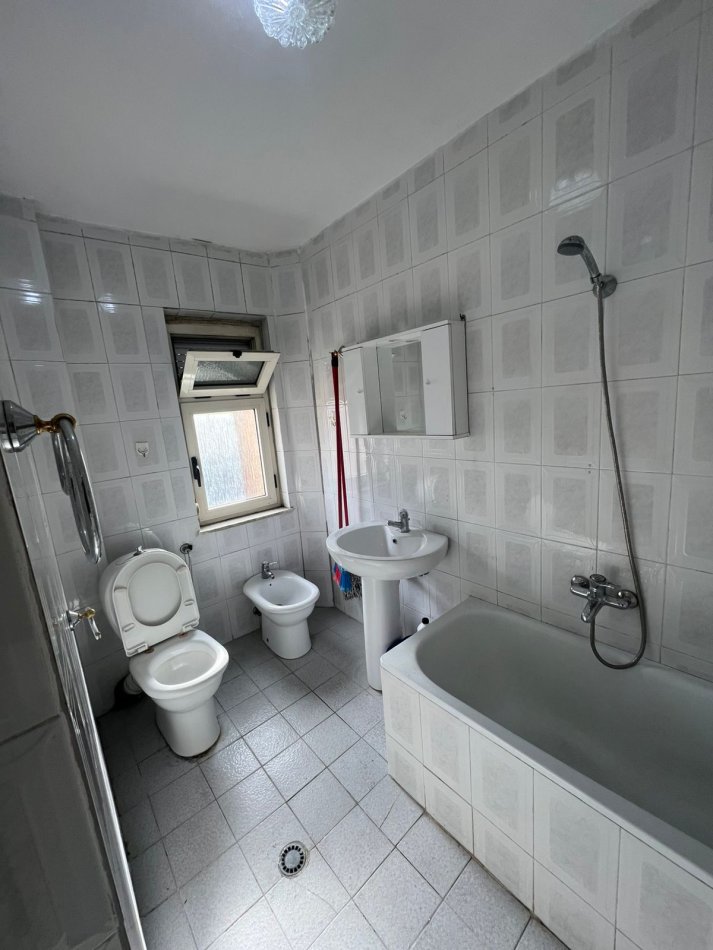 Tirane, jepet me qera apartament 3+1 Kati 6, 120 m² 500 € (Myslym Shyri)
