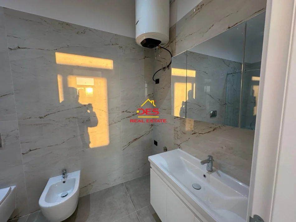 Vlore, shitet apartament 1+1+Ballkon Kati 1, 75 m² 250.000 € (Rruga Murat Tërbaçi)