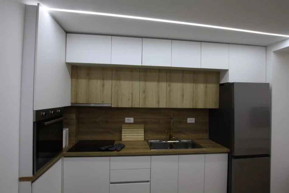 Tirane, jepet me qera apartament 1+1 Kati 1, 67 m² 650 € (Kryqzimi 21 Dhjetorit , Vodafone)