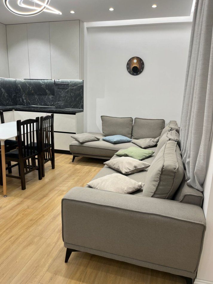 Tirane, jepet me qera apartament 2+1 , 90 m² 750 € (Fusha e Aviacionit)