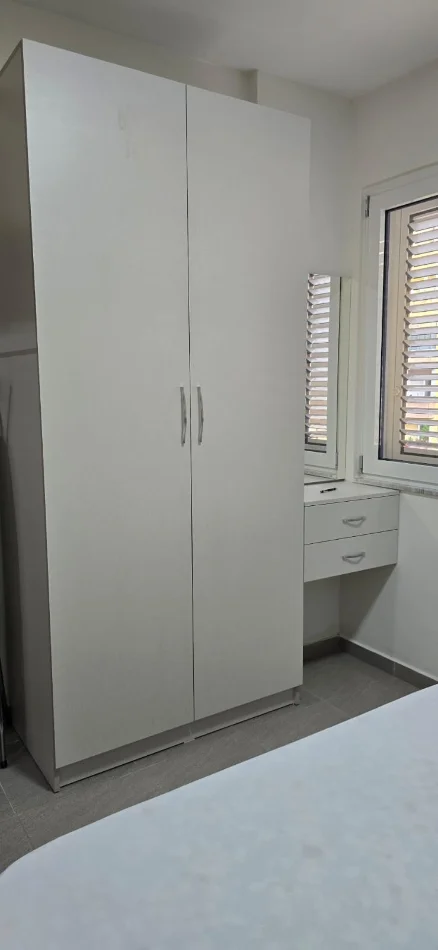 Tirane, jepet me qera apartament 1+1 Kati 2, 60 m² 520 € (Komuna e Parisit prane Kika 3)