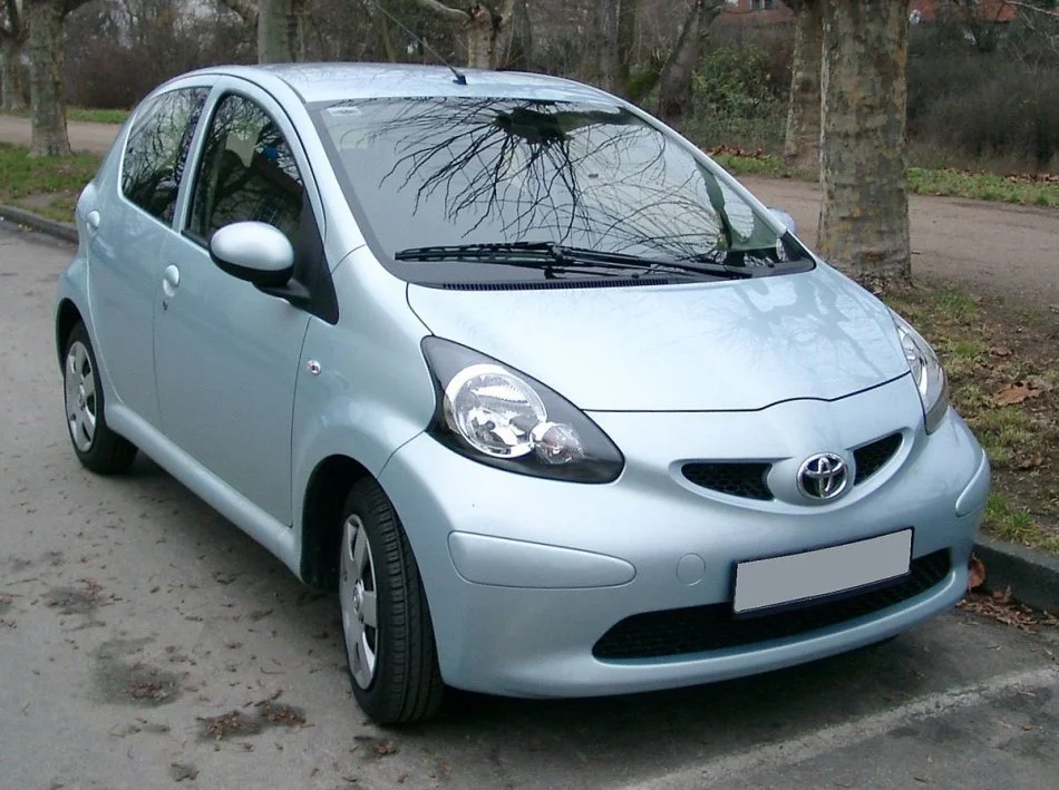 Tirane, japim me qera makine Toyota Aygo Benzin, gri metalizato automatik Kondicioner 180 km 29 €