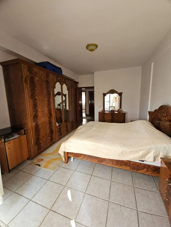 Tirane, jepet me qera apartament 3+1+Ballkon , 144 m² 750 € (rruga fortuzi)