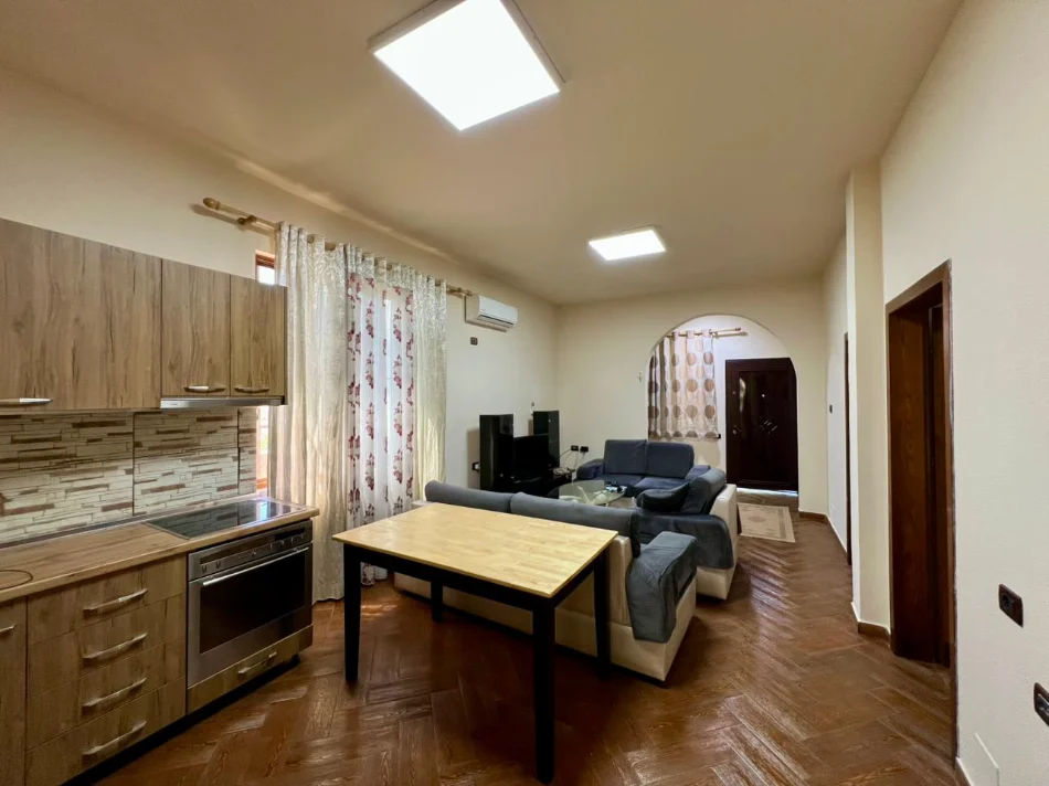 Tirane, jepet me qera shtepi 2+1+Ballkon Kati 1, 300 m² 400 € (Profarma Tufine)