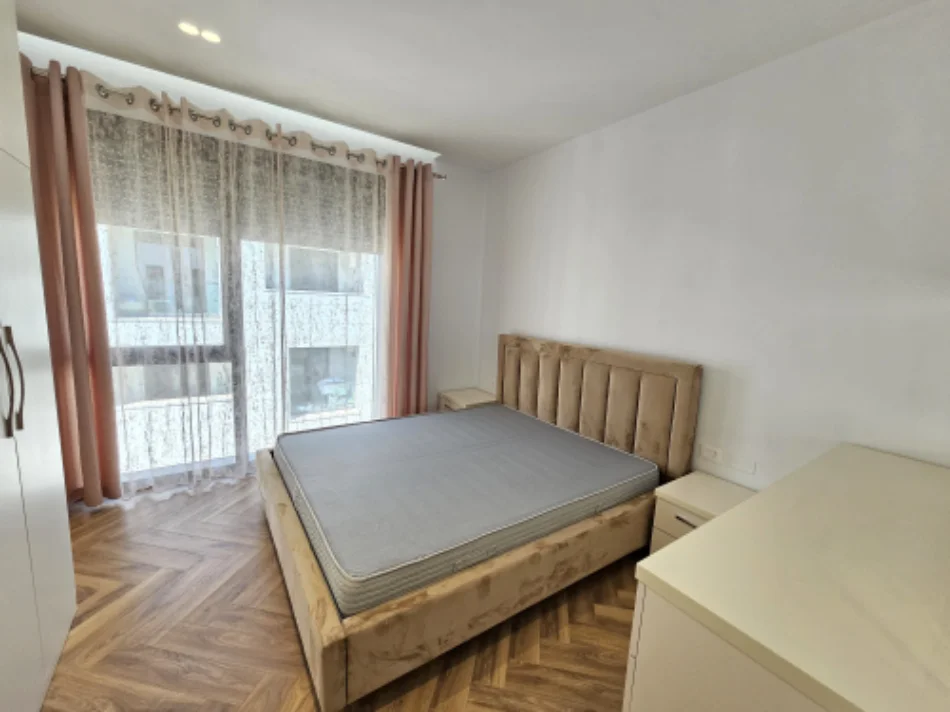 Tirane, jepet me qera apartament 2+1 , 90 m² 1.100 € (Liqeni i Thate)