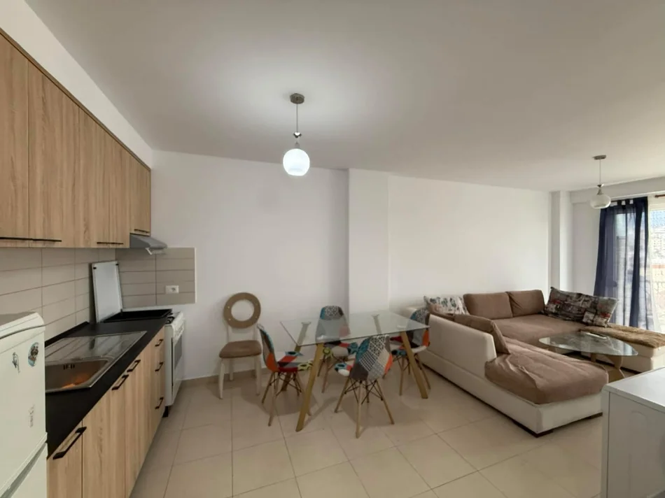 Tirane, jepet me qera apartament 1+1 Kati 5, 65 m² 450 € (Qyteti Studenti)