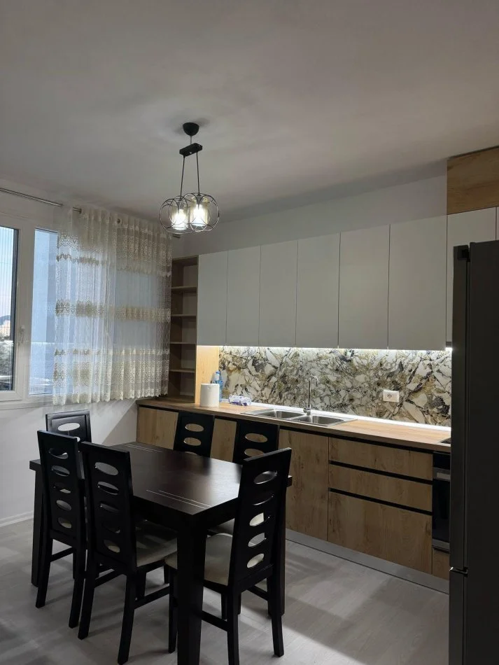 Tirane, jepet me qera apartament 2+1 Kati 2, 98 m² 700 € (Astir , River Residence)