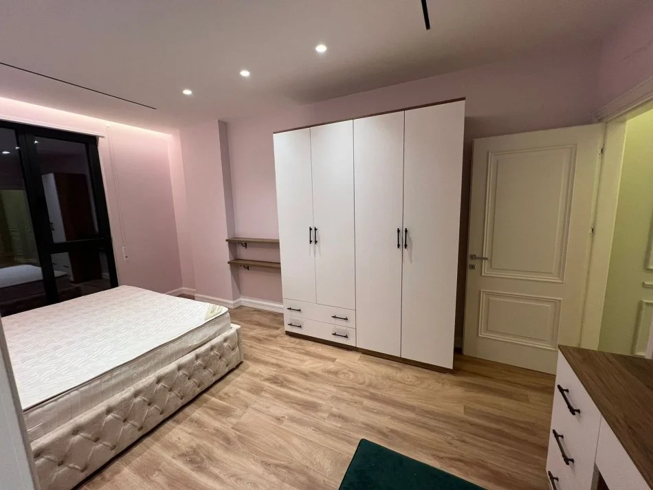 Tirane, jepet me qera apartament 3+1+Aneks+Ballkon Kati 7, 140 m² 1.000 € 