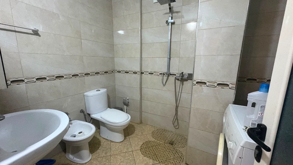 Tirane, jepet me qera apartament 2+1+Ballkon Kati 3, 90 m² 500 € (Astir prane Big Pjata)