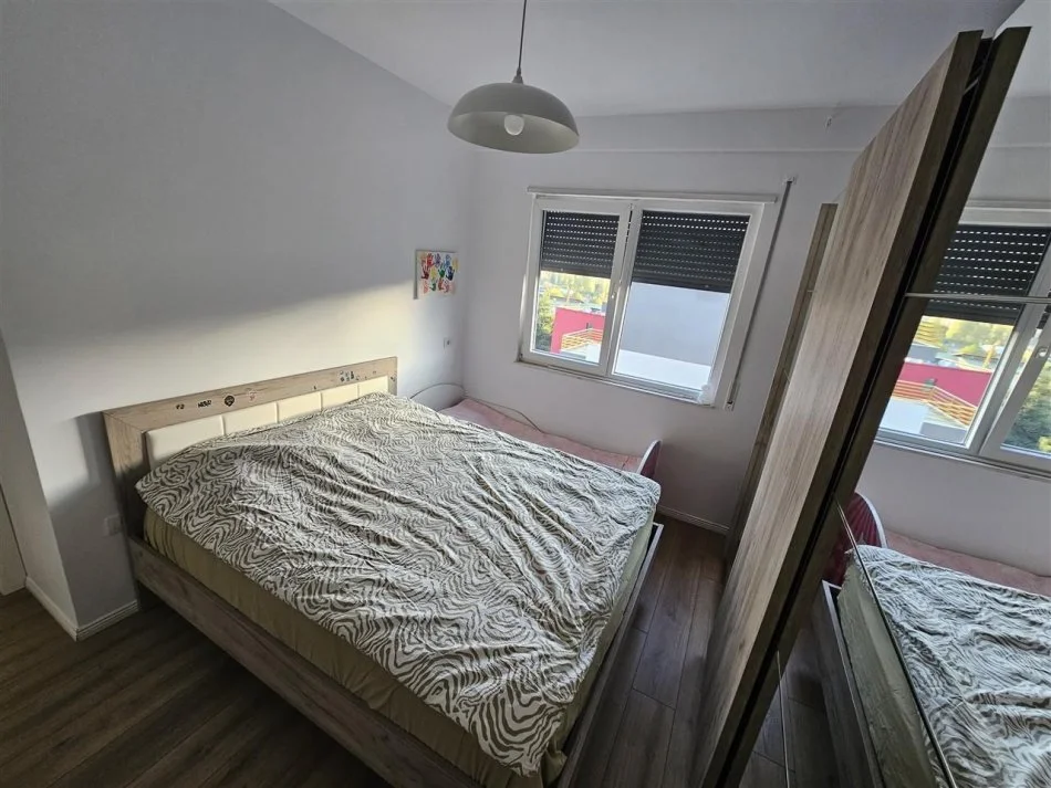 Tirane, jepet me qera apartament 1+1+Ballkon Kati 8, 60 m² 550 € (mbrapa Kupoles)